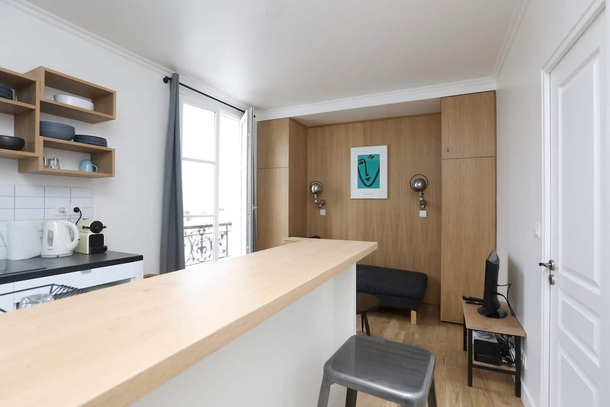 Montmartre flat with scenic views !