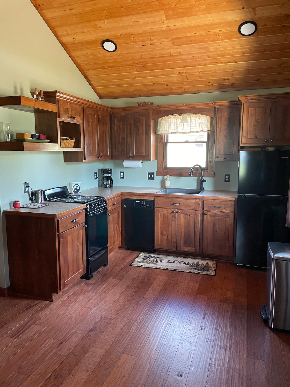 Rustic Retreat, 2 Bedroom Mountain Cabin in Oswego