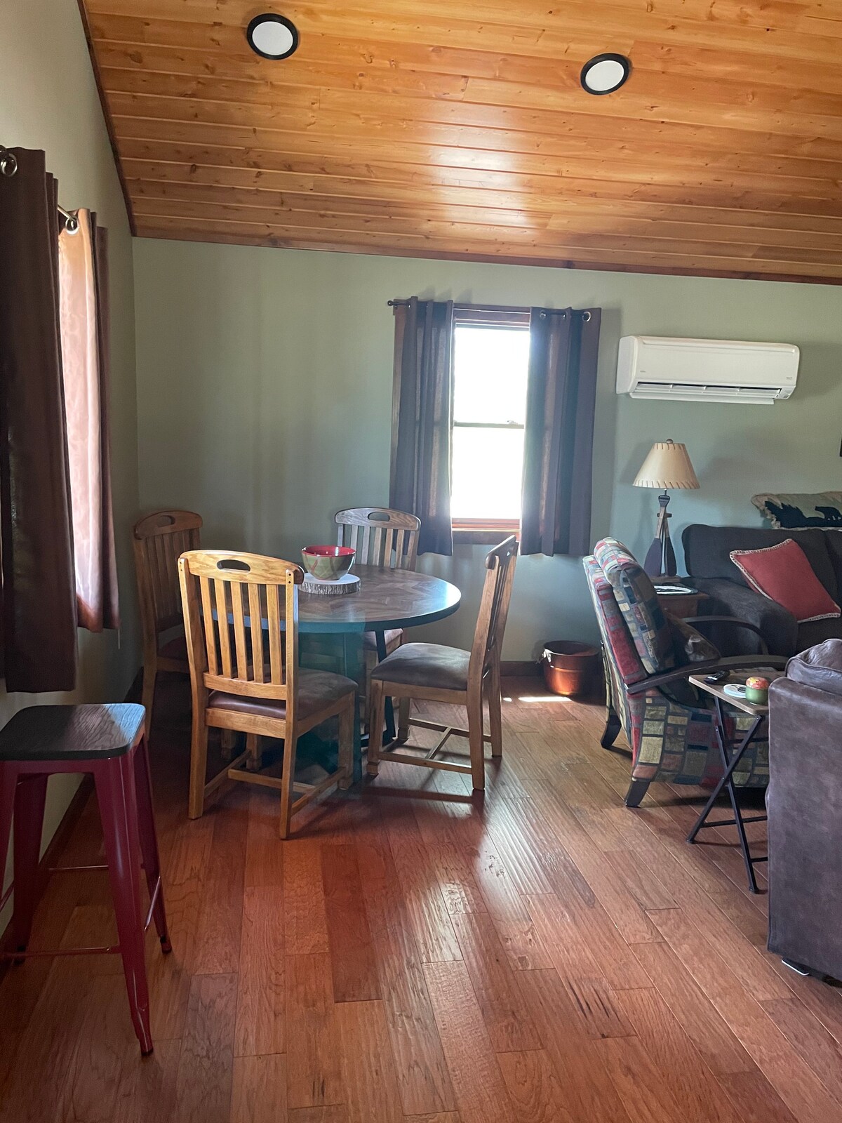 Rustic Retreat, 2 Bedroom Mountain Cabin in Oswego