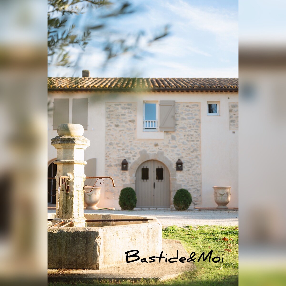 Grande bastide provençale entourée de vignes