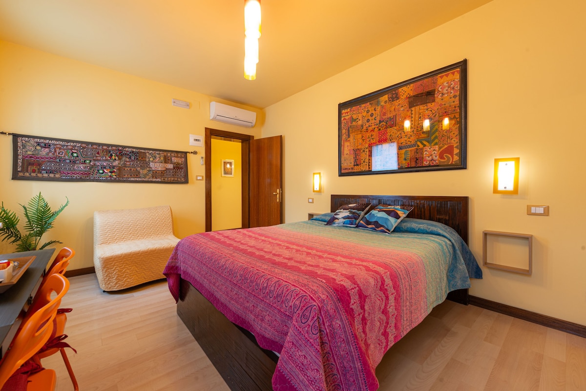 DELUXE DOUBLE ROOM WITH PRIVATE EXTERNAL BATHROOM