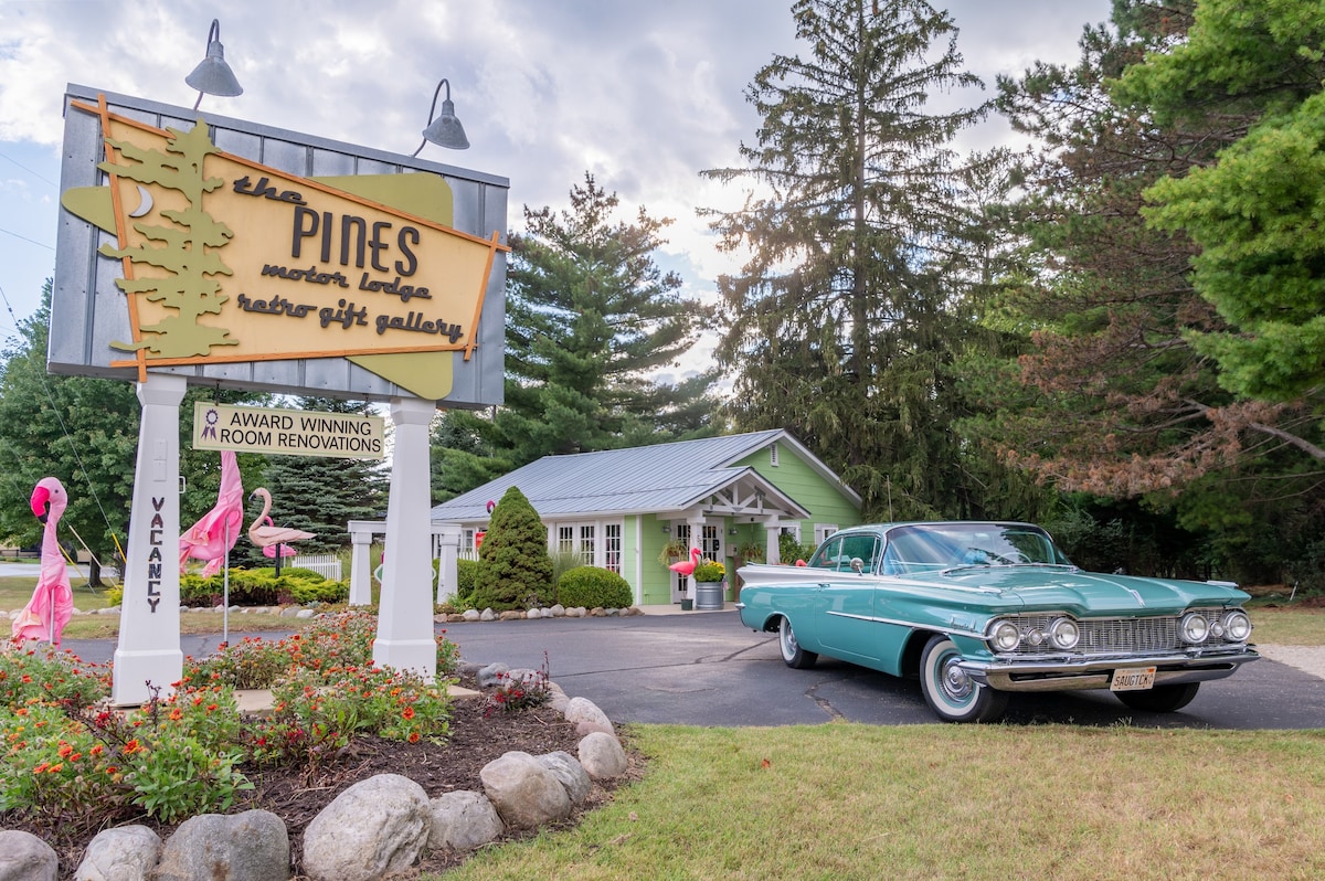 2 Full Beds in Retro Motor Lodge