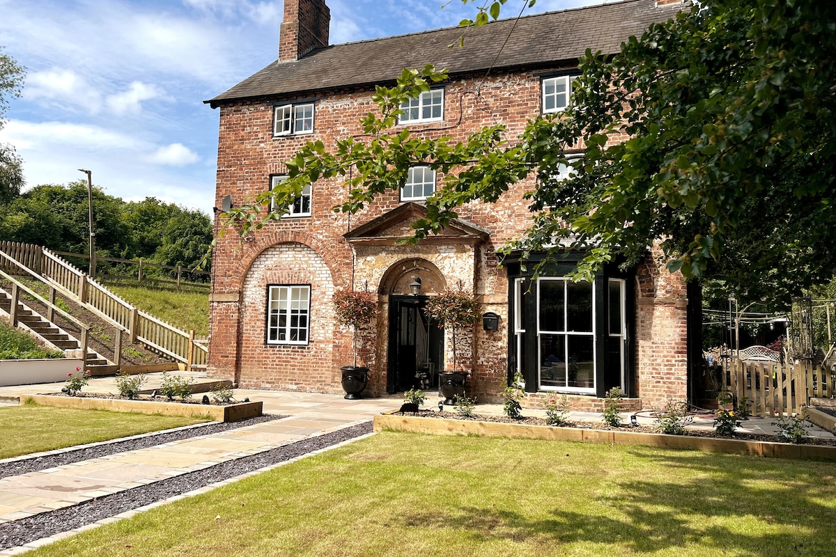 The Hayes - Luxury 18th Century Farmhouse