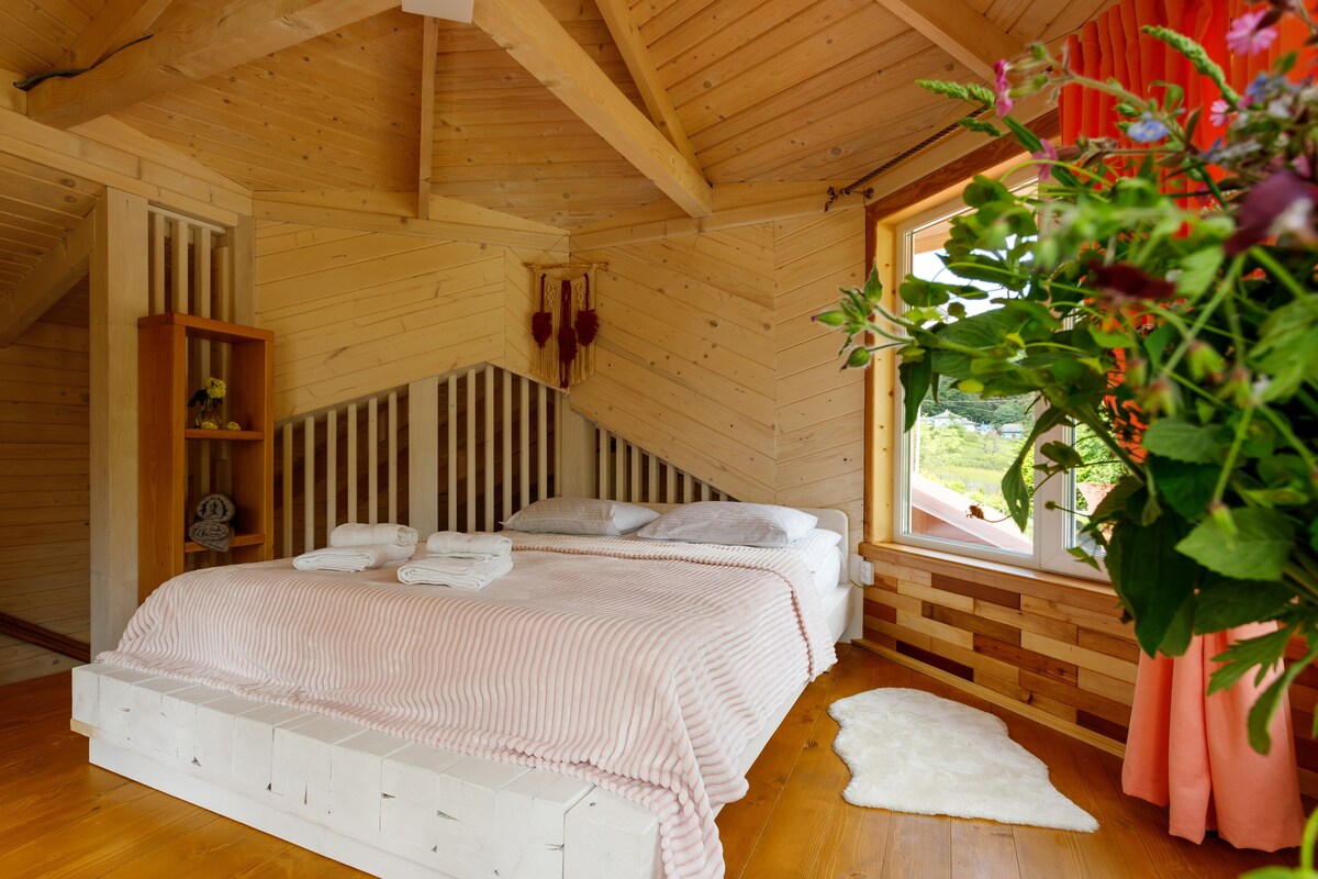 Cottage Chicka ，从床上即可欣赏到山脉和森林的美景