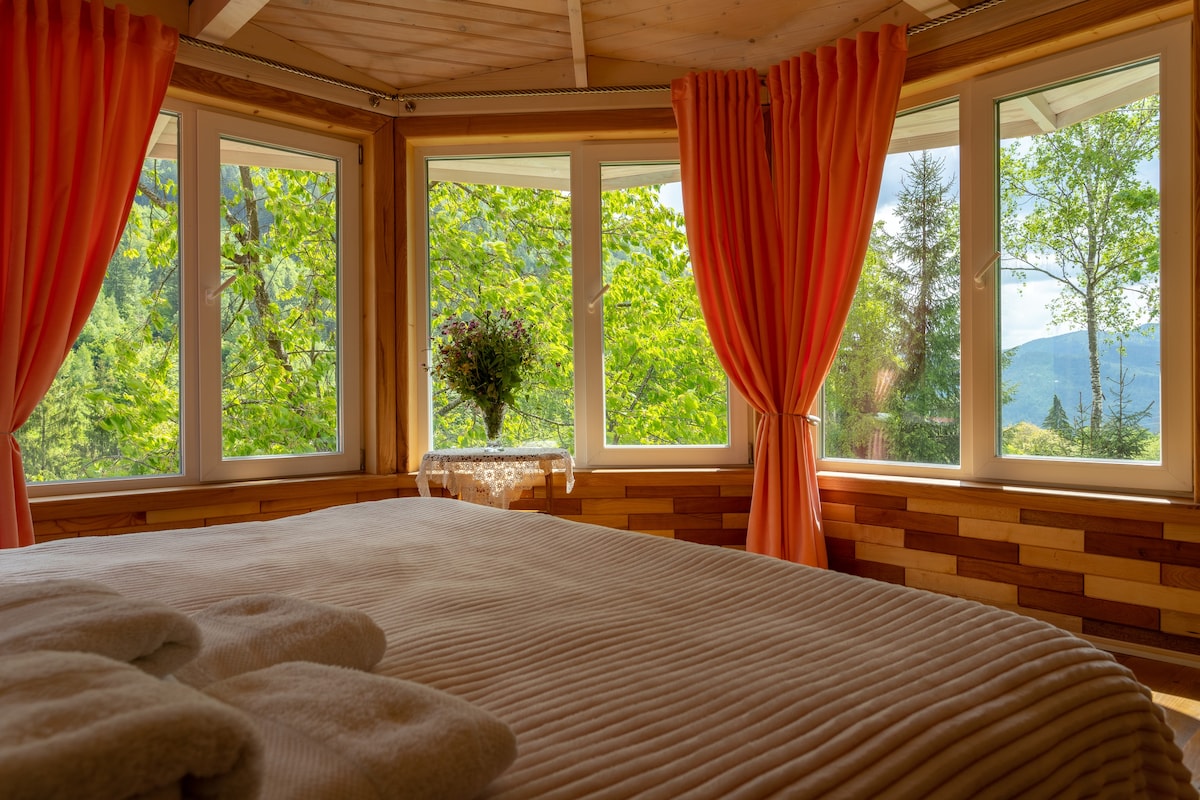 Cottage Chicka ，从床上即可欣赏到山脉和森林的美景