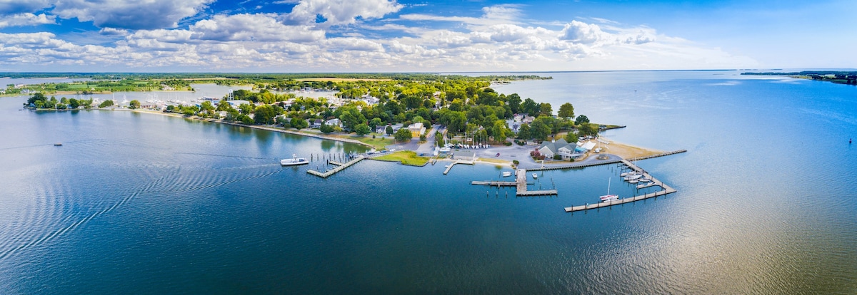 Water View with Beach, Walk to restaurants & shops