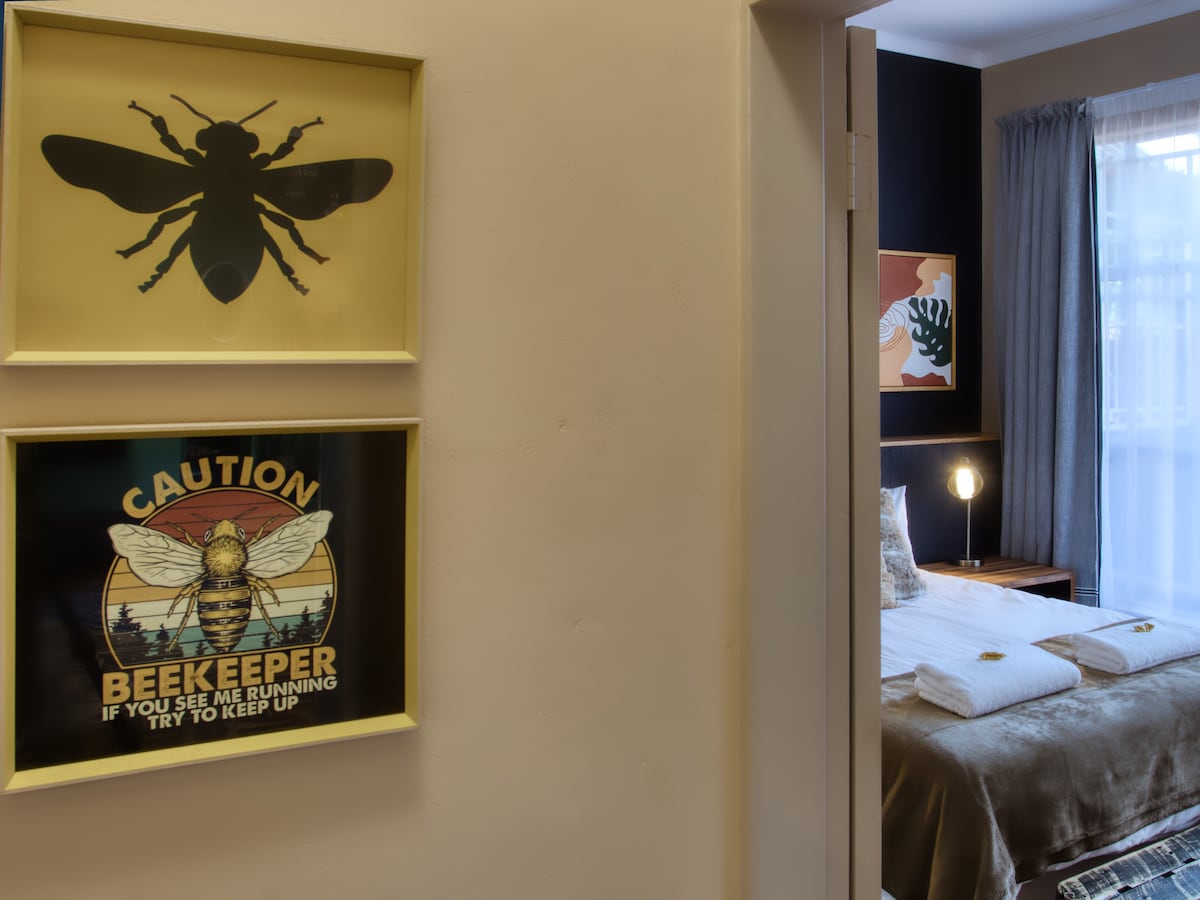 The BeeKeeper的客栈-黑人公寓