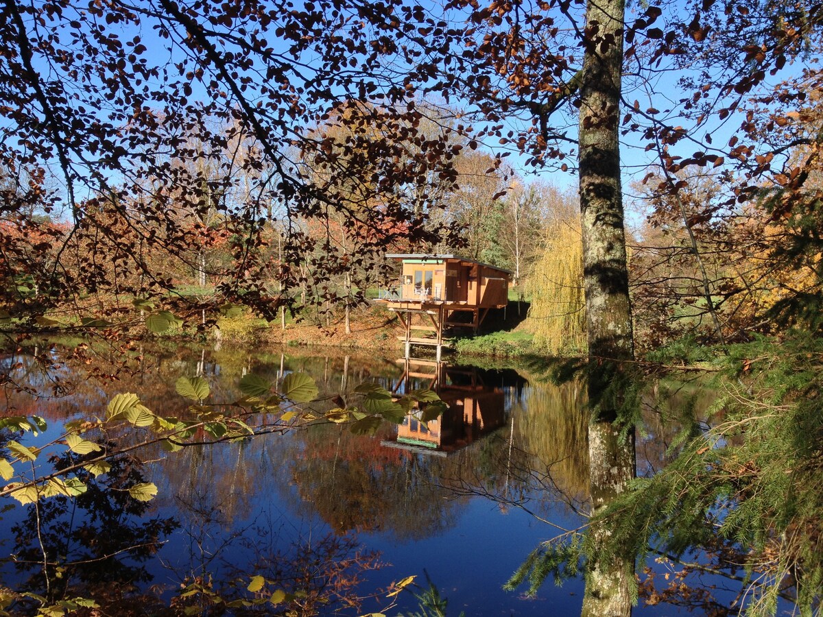 Le Yali ，高桩上的小房子，池塘边。