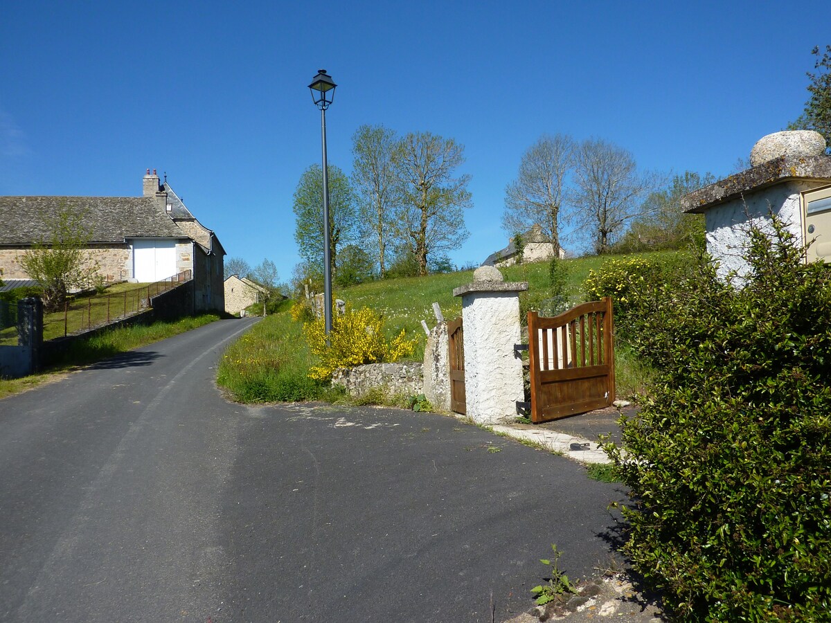 Maison en pleine nature dans un village typique