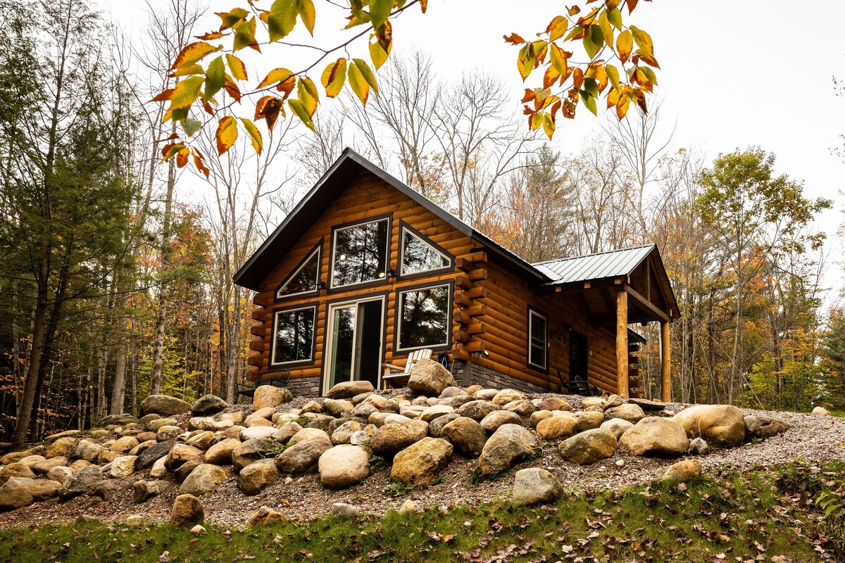 阿迪朗达克山脉舒适的河滨小屋