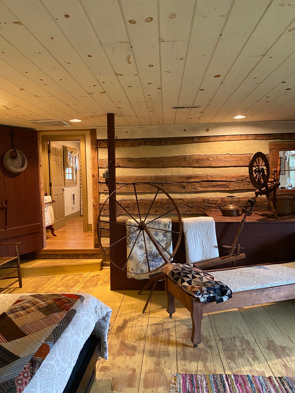 Weaverton-Historic log home with country charm