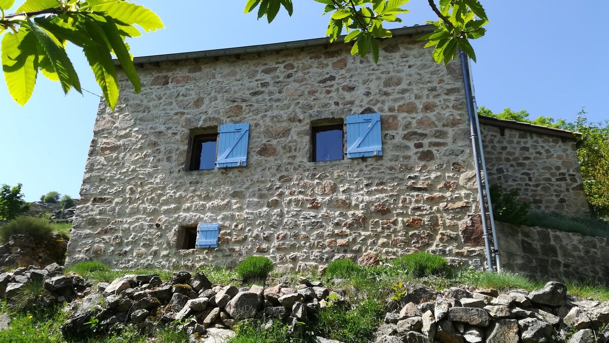 Gîte en pierres en pleine nature