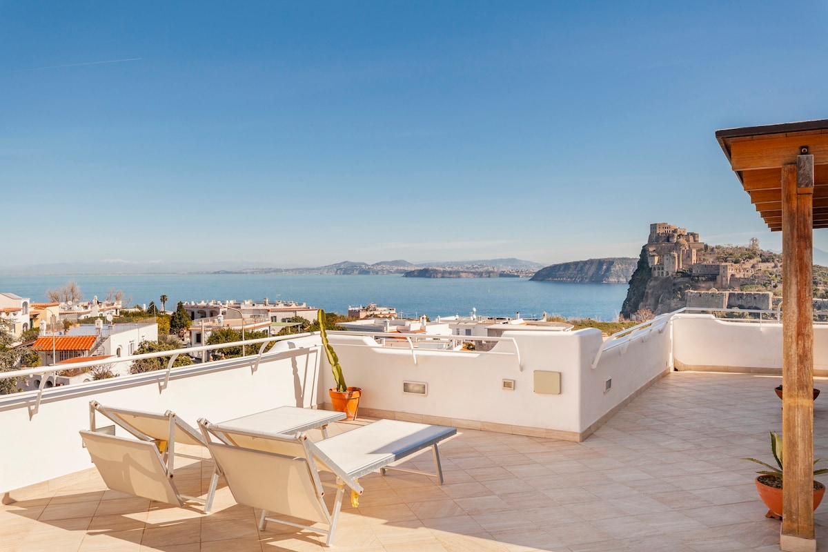 Mansarda con terrazza davanti castello aragonese