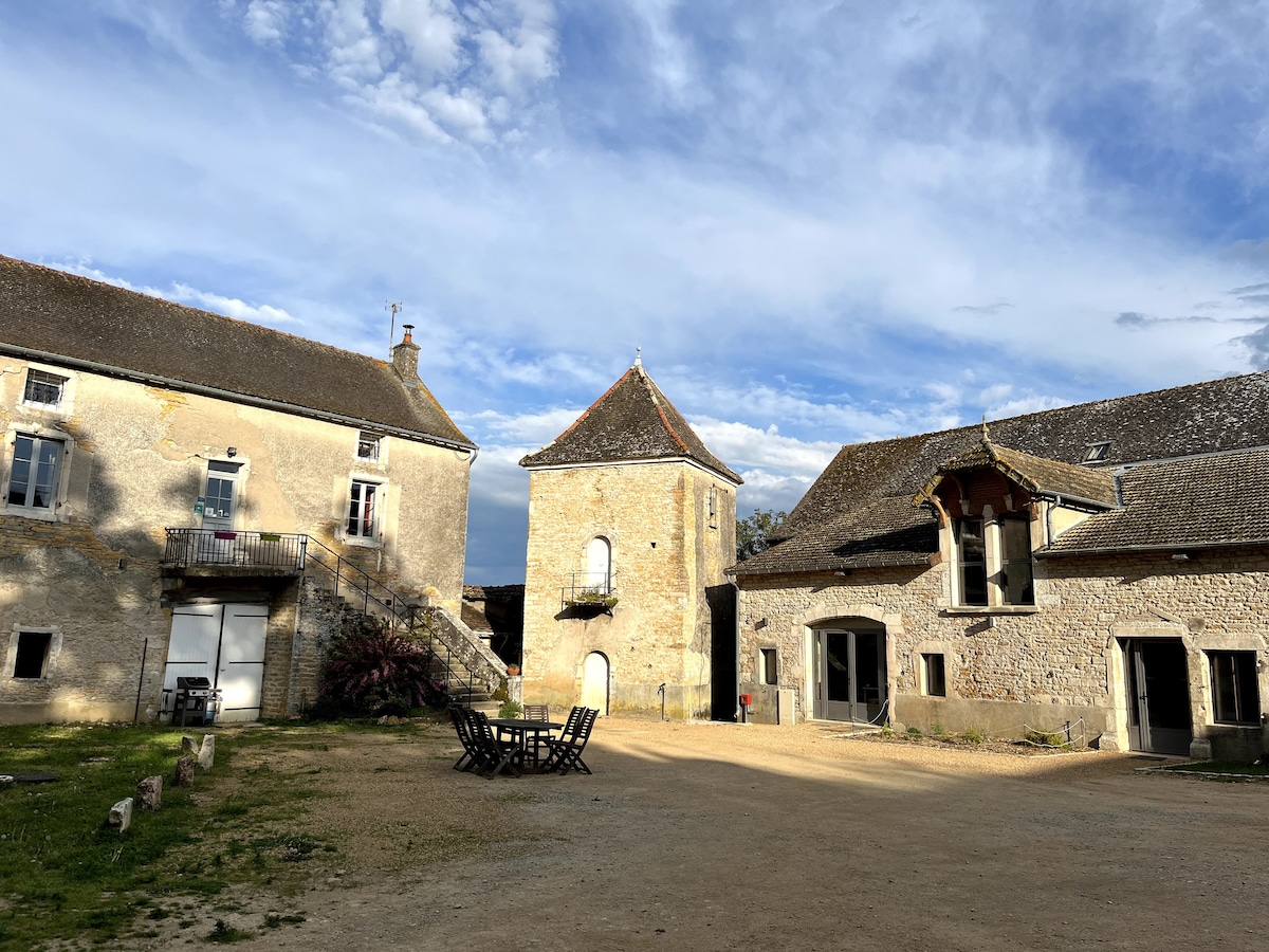 Le Mauny, gîte familial avec piscine (10p)