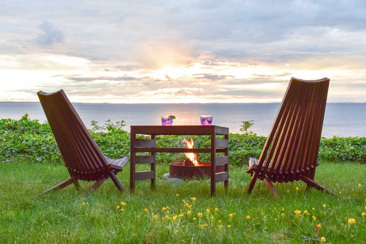 Waterfront, Beachfront Cottage, with Amazing Views