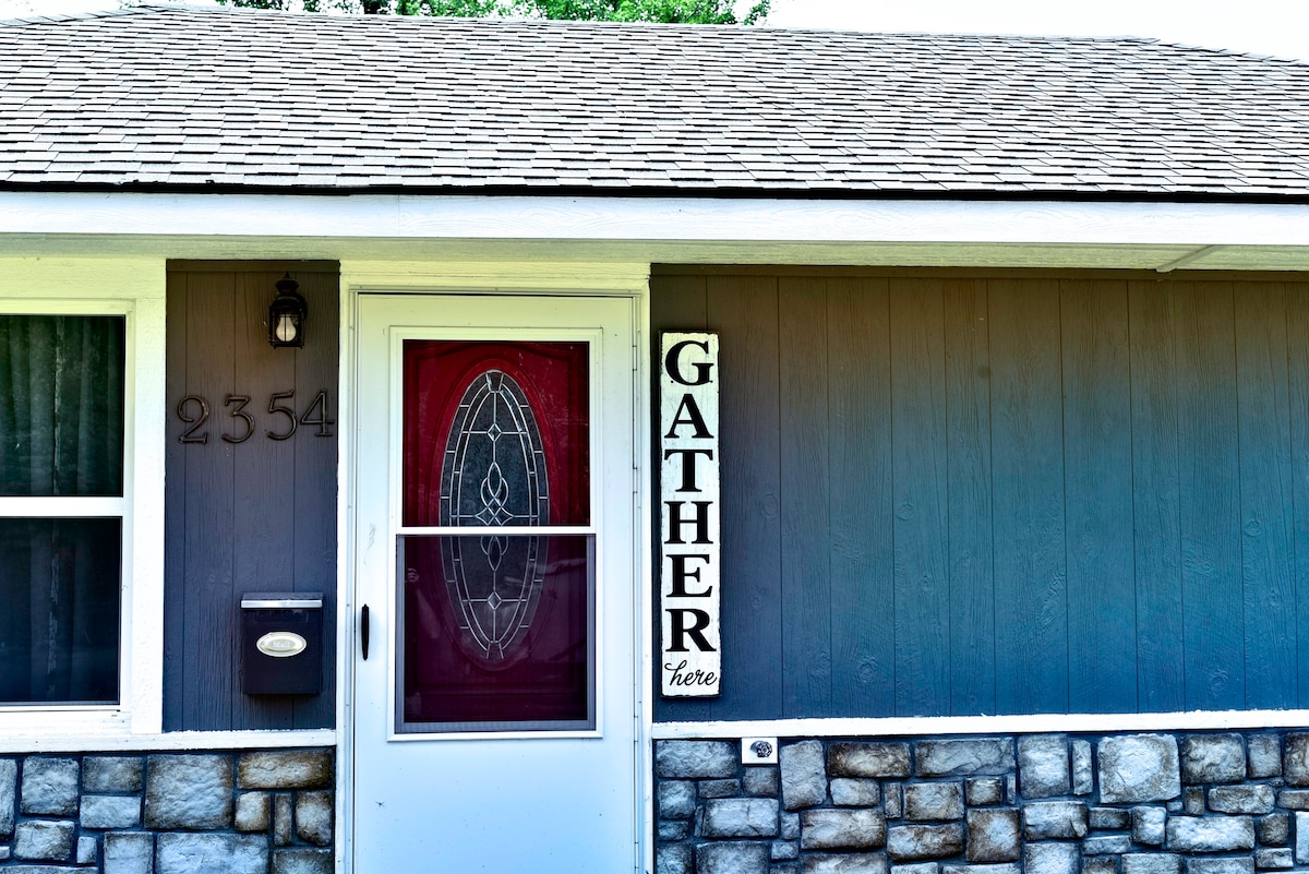 Gather here! Nice home. 3-1/2 miles to the Dunes