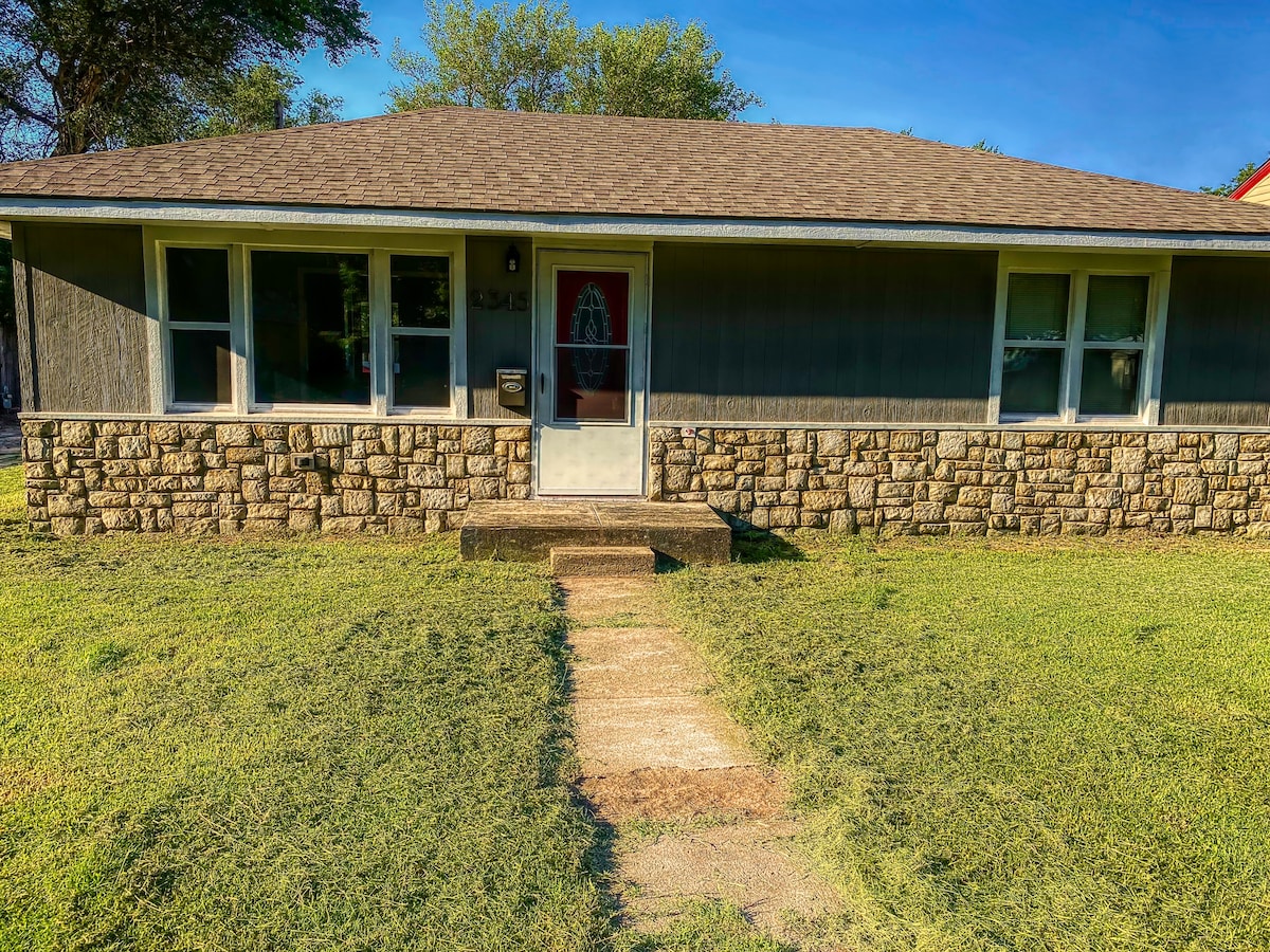 Gather here! Nice home. 3-1/2 miles to the Dunes