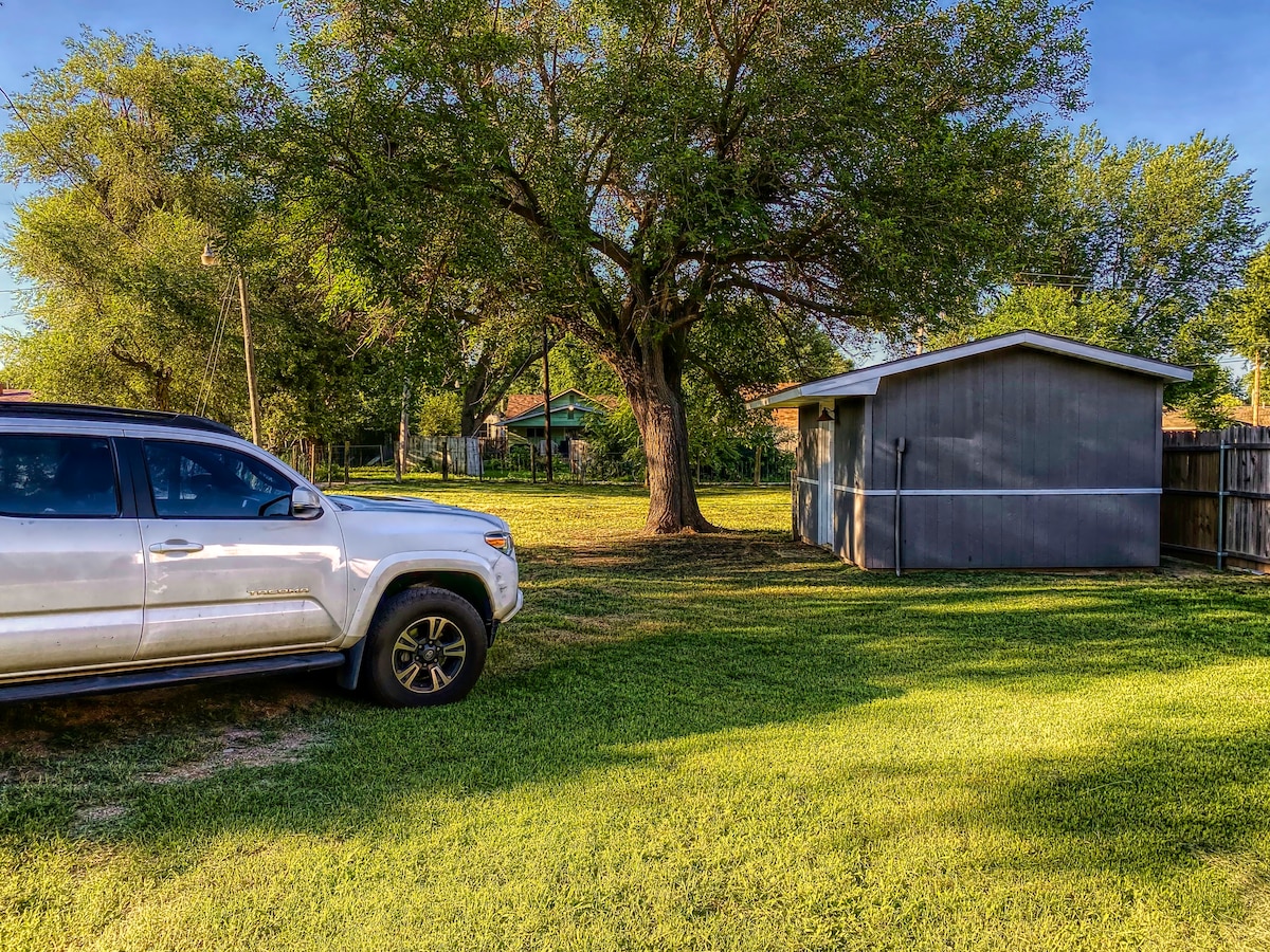 Gather here! Nice home. 3-1/2 miles to the Dunes