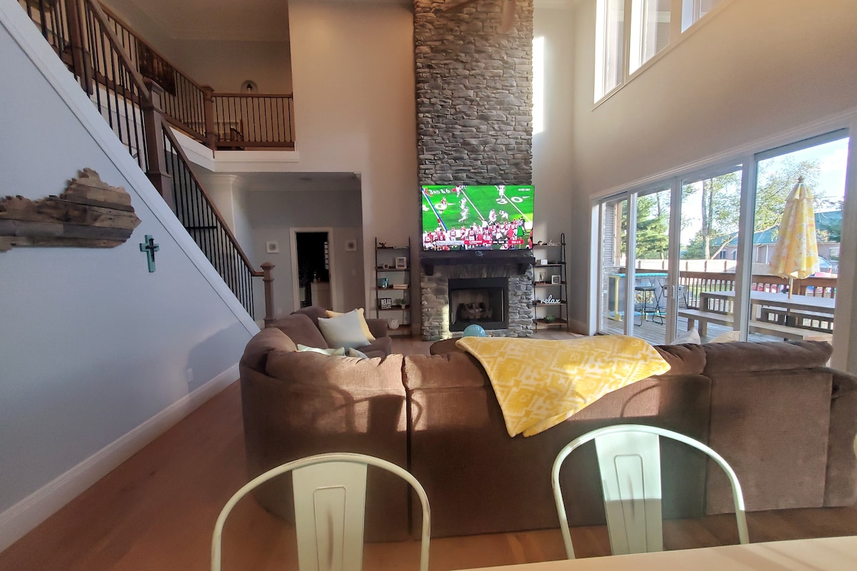 Bluegrass Boujee, Hot tub, Bar, Game room