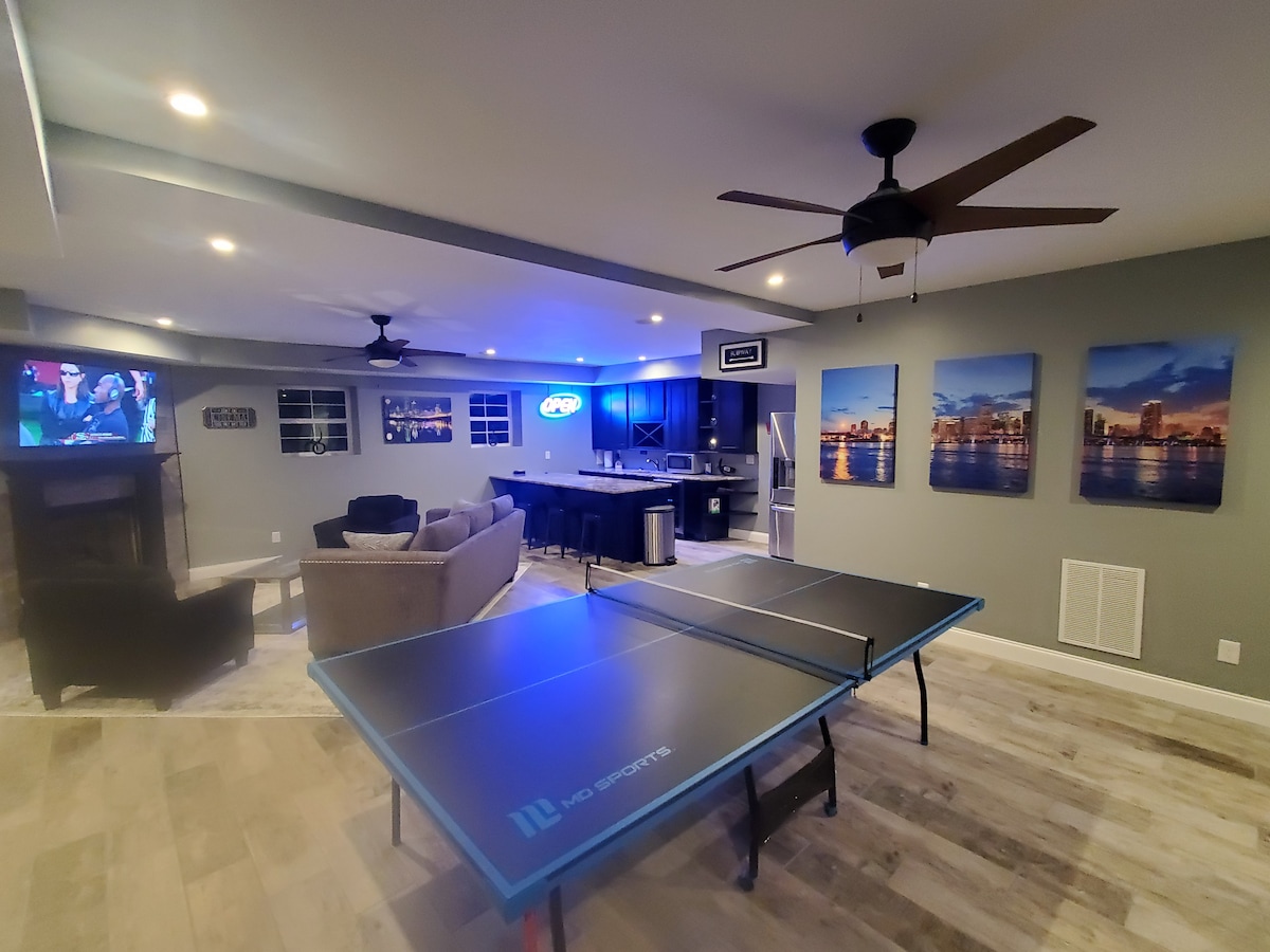 Bluegrass Boujee, Hot tub, Bar, Game room