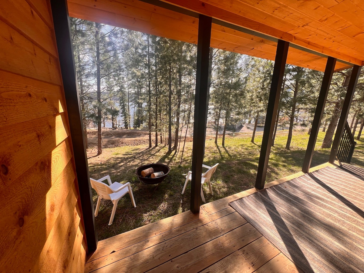 Waitts Lake Resort的Rustic 1 bd, 1 ba Cabin!