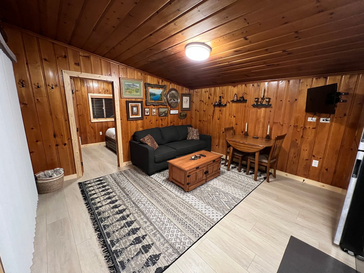 Waitts Lake Resort的Rustic 1 bd, 1 ba Cabin!