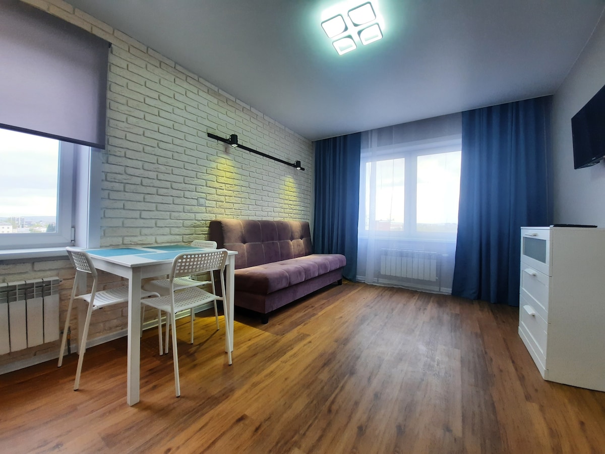 这间全新舒适的公寓位于伊尔库茨克市中心。