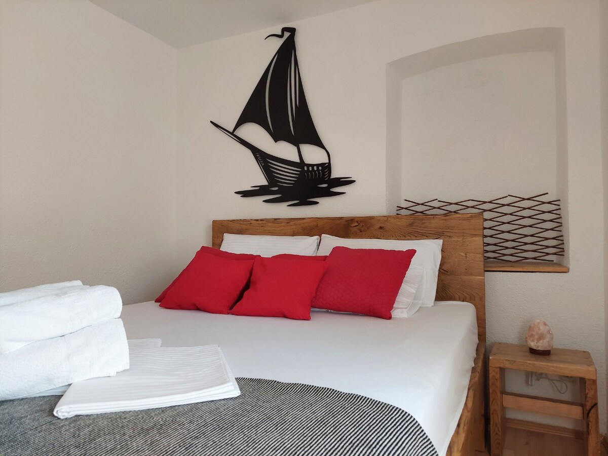 TEUTA Apartment 21: best new apartment in old town