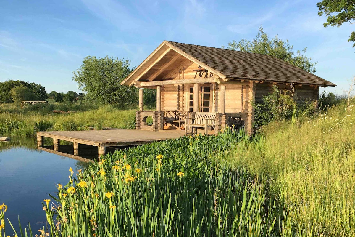 Fishermans Hut, secluded retreat by wild swim lake