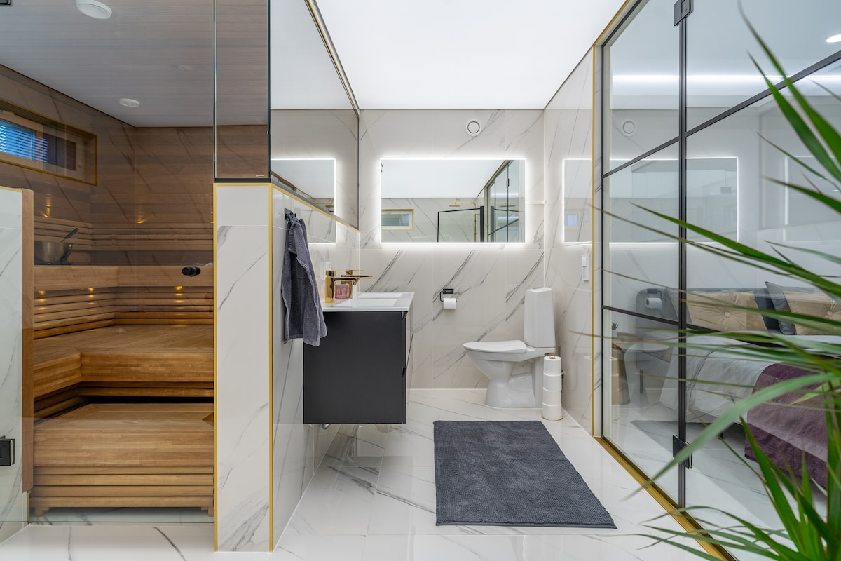 配按摩浴缸和桑拿的现代公寓