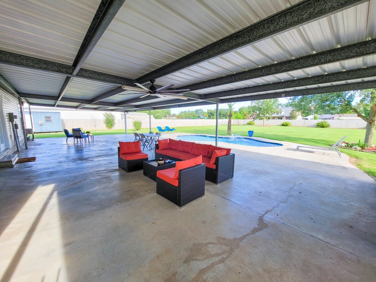 Spacious 3 BR home with private pool in Broussard!