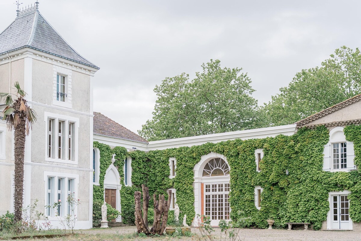 圣约瑟夫城堡（ Château Saint-Joseph ） ：带浴室和公园景观的卧室