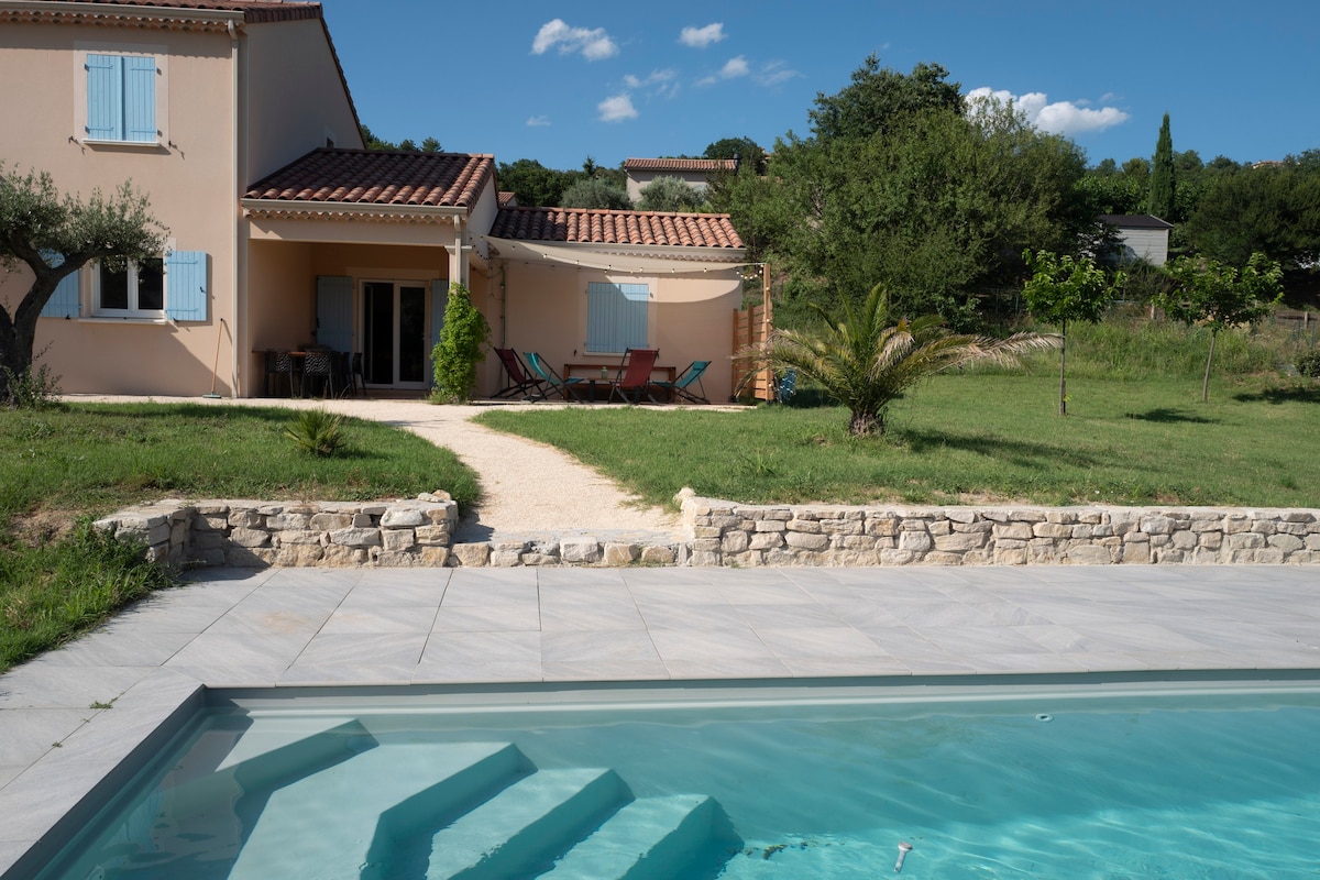 En Ardèche méridionale villa avec piscine