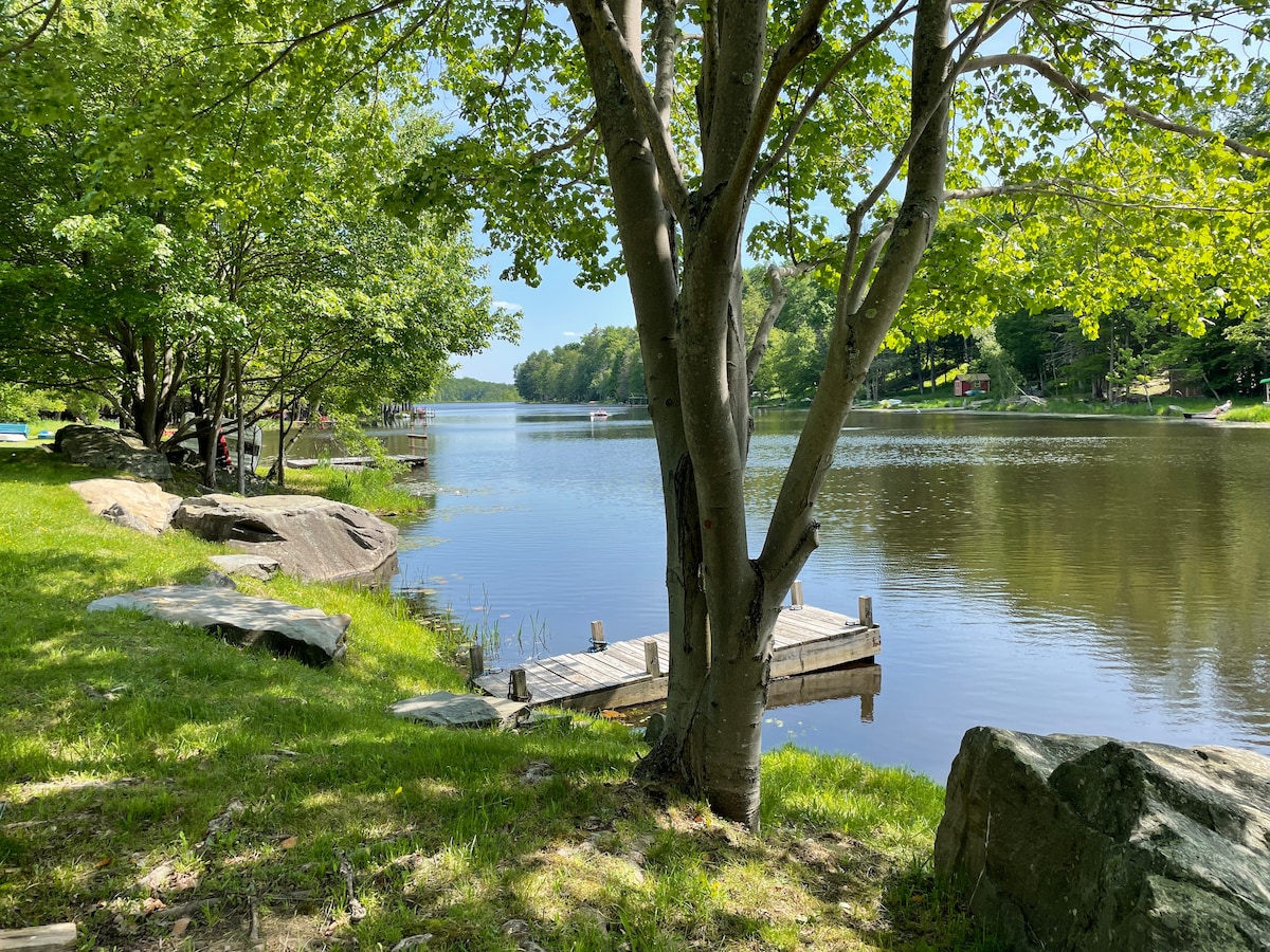 The Badger Den Lake House ：码头、皮划艇、火坑