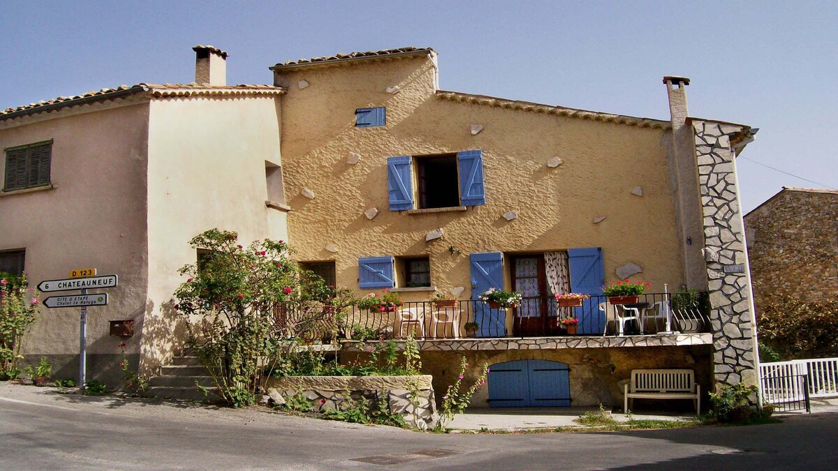 Appartement dans maison de village avec terrain