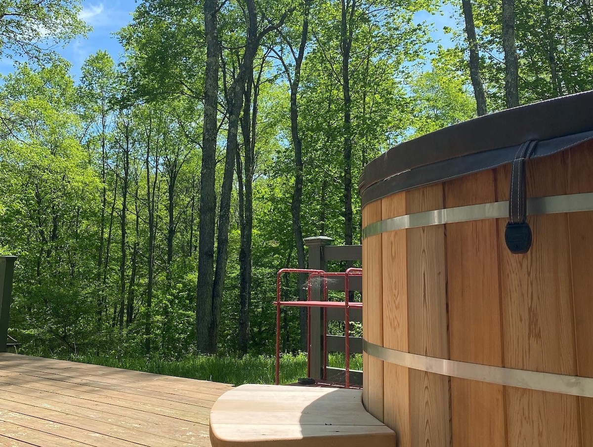 纽约州北部私人森林度假屋，带Cedar热水浴缸
