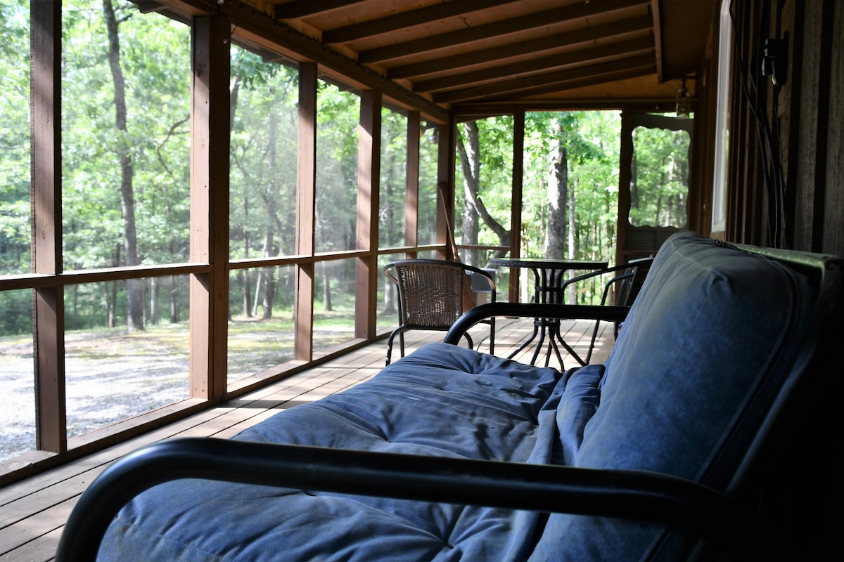 Secluded 1 bedroom rustic cabin near Lake Ouachita