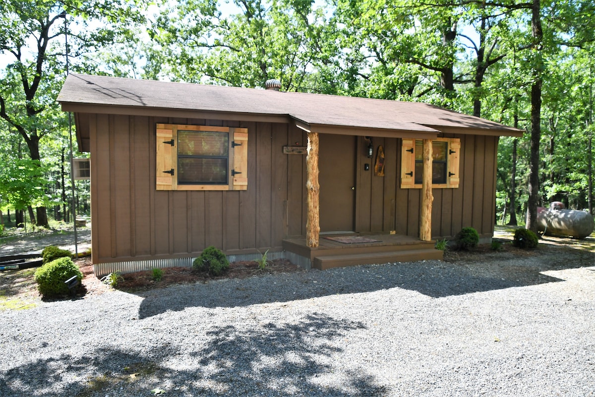 Secluded 1 bedroom rustic cabin near Lake Ouachita