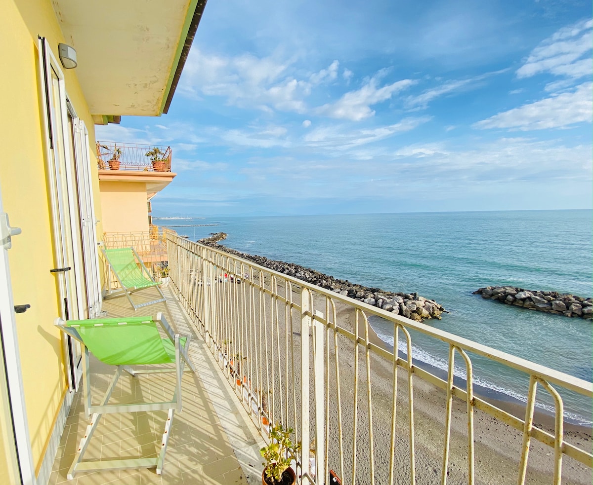 Bright Apartment with Sea View Balcony