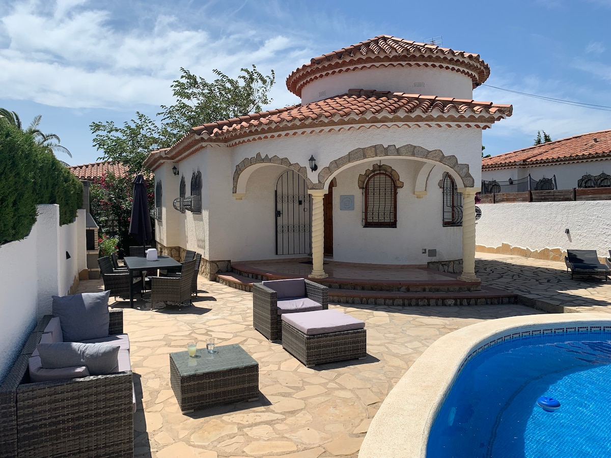 Villa Sonrisa de Oro, private swimming pool.