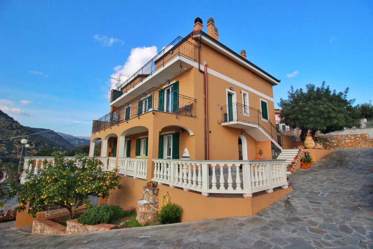 Nel borgo antico, vista mare