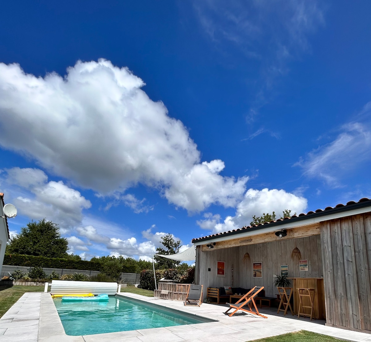 Agréable maison avec  piscine en bord de forêt