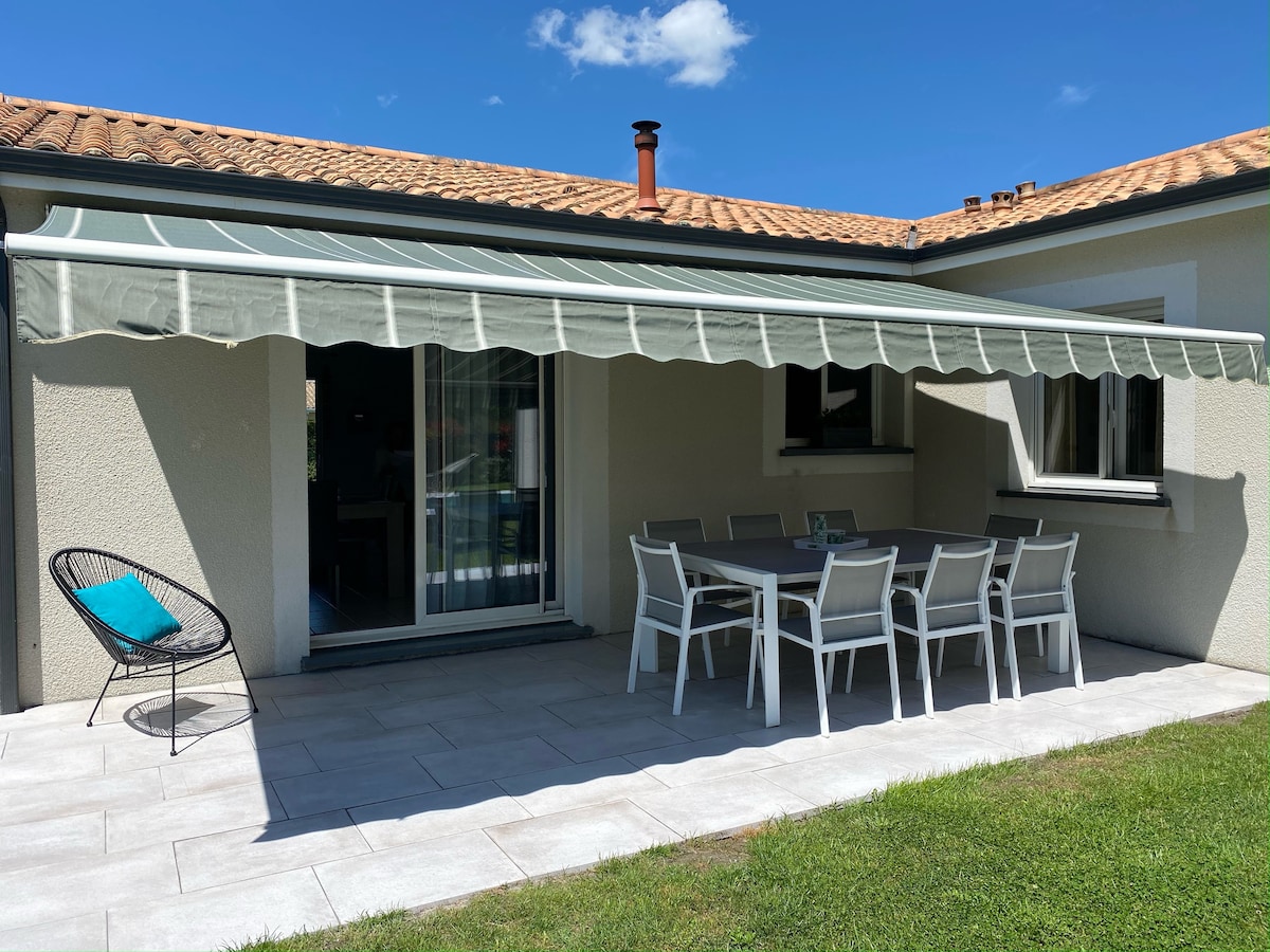 Agréable maison avec  piscine en bord de forêt