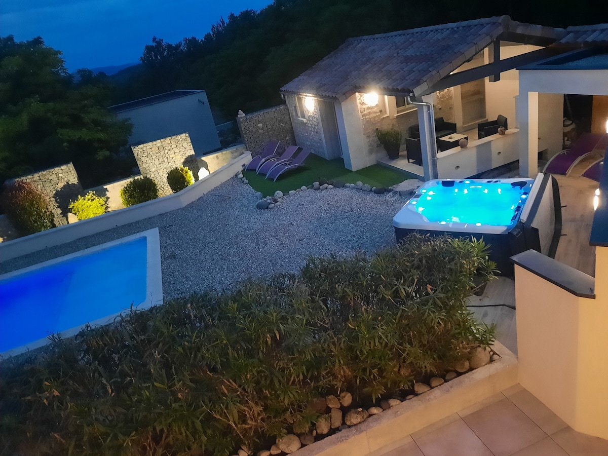 Villa l'instant présent , piscine ,spa et massage