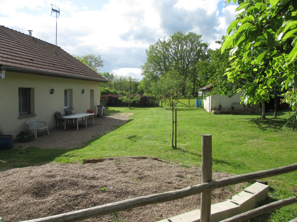 Maison de campagne à l'orée de la forêt