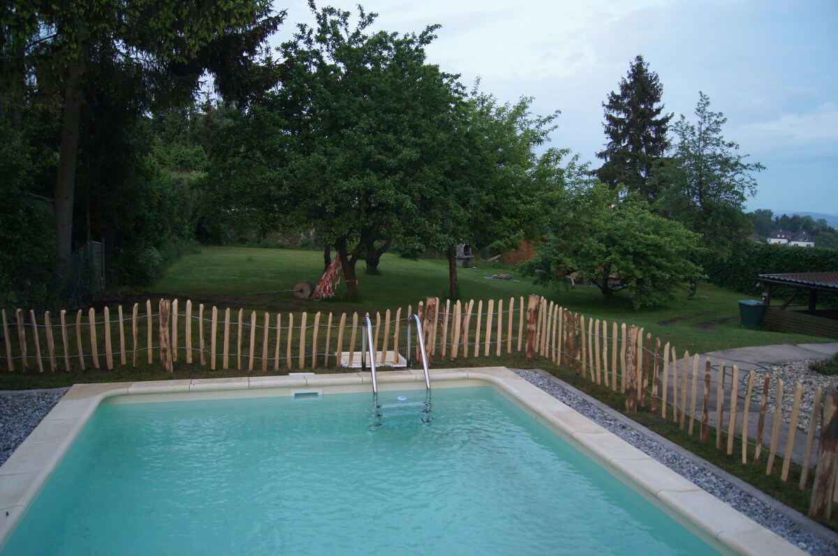 Aventura Kletterberg设有室外游泳池的乡村别墅