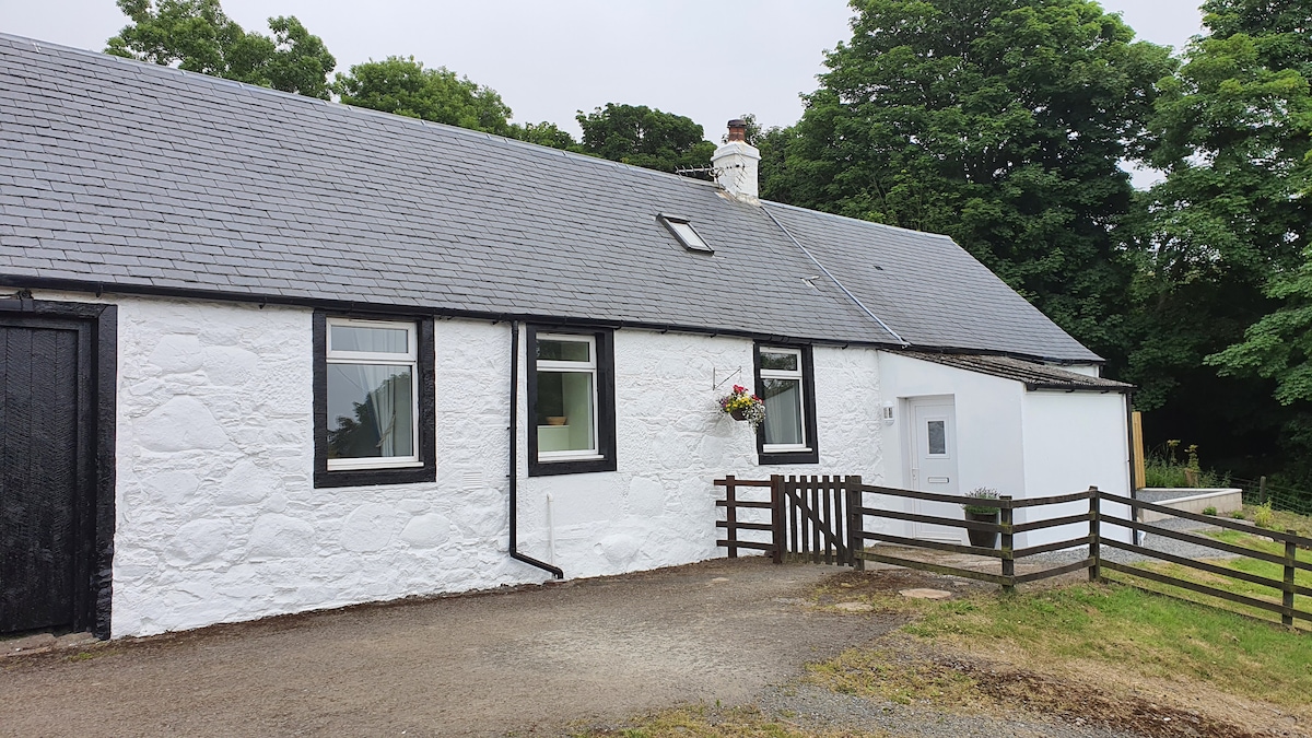 Dairy Cottage with sea views