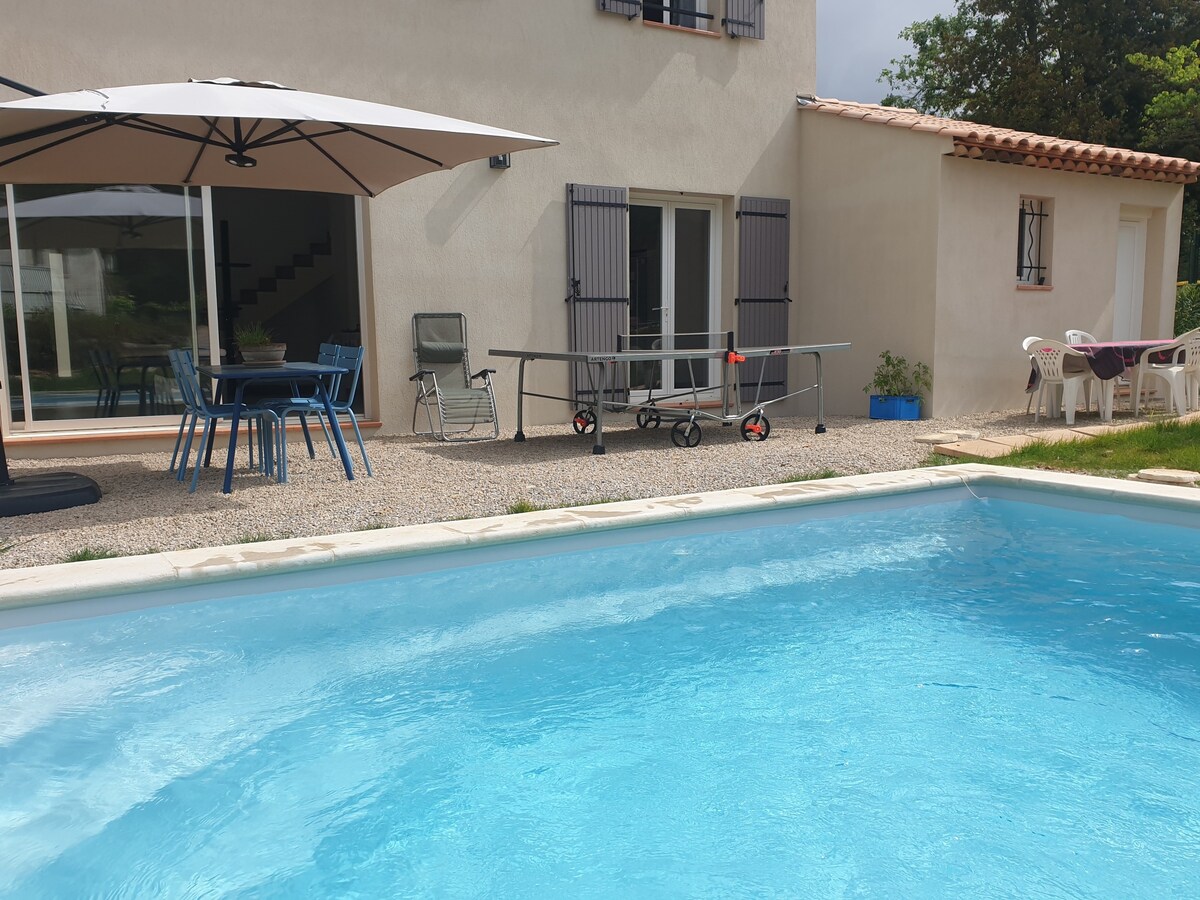 Villa climatisée avec piscine.