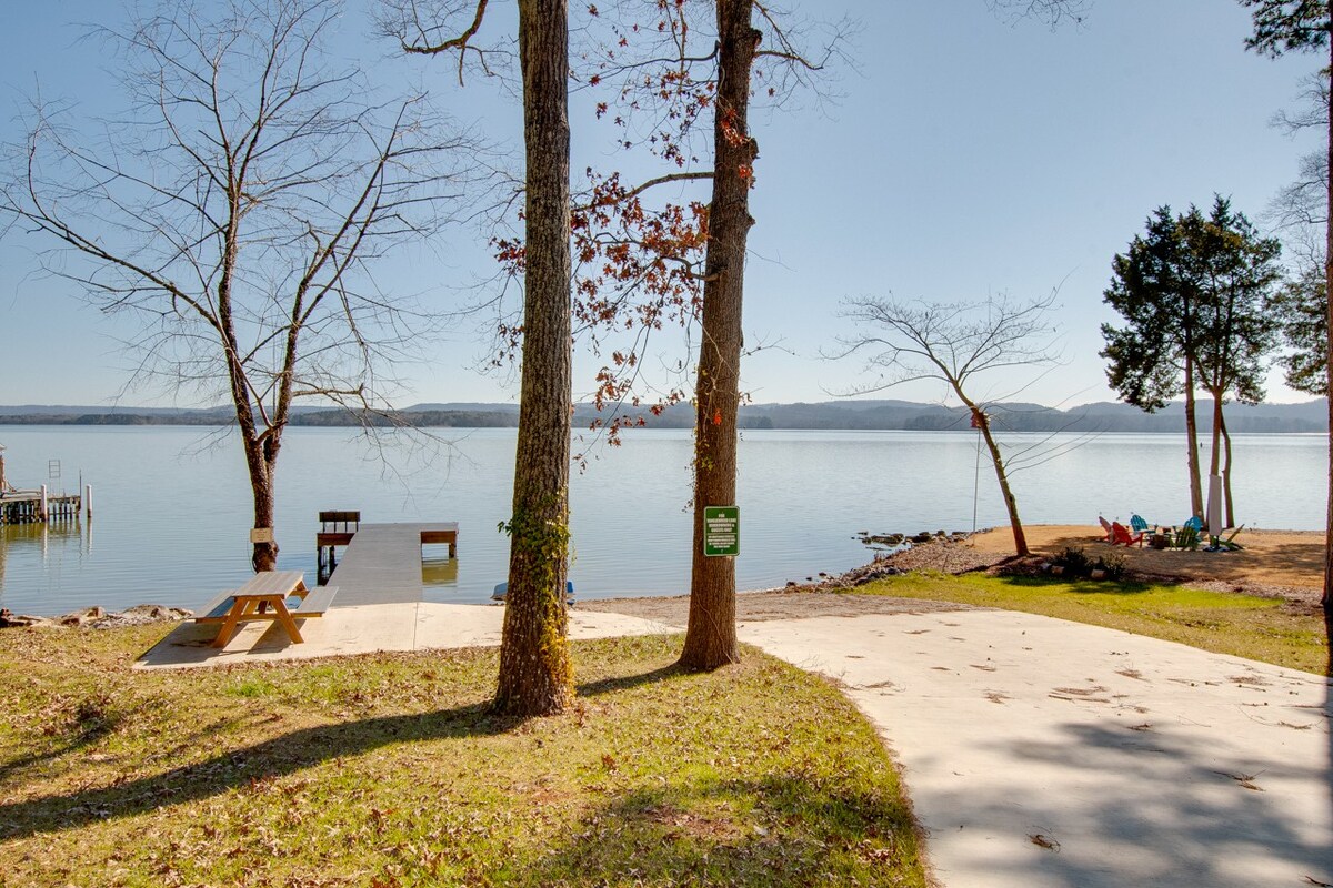 宁静湖畔别墅（ Serene Lake House ） ，带湖泊通道/船坡