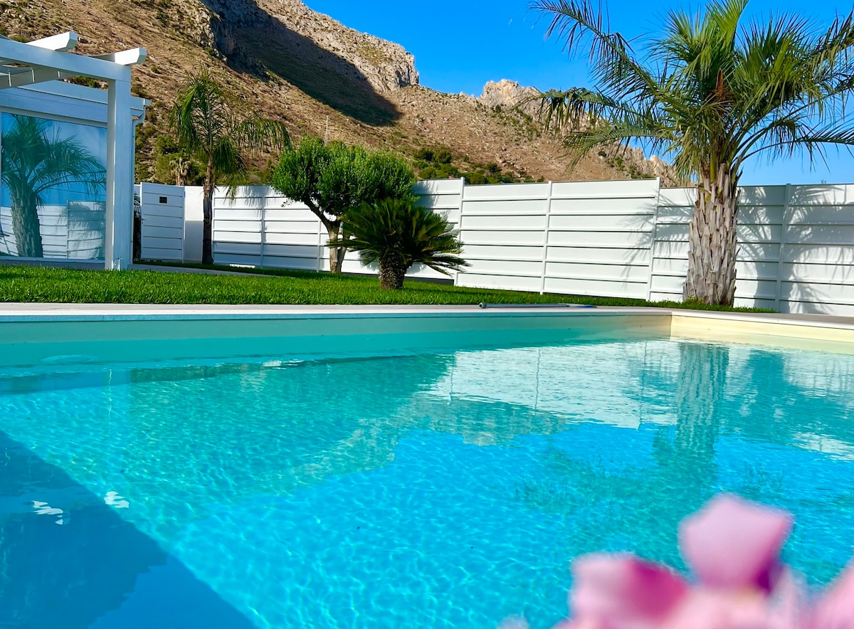 Golden Holiday  Mare villa con piscina